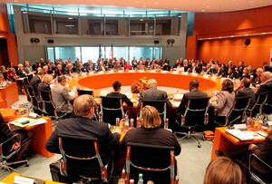 Beginn des Integrationsgipfels am 3.11.2010 im Bundeskanzleramt in Berlin. Unter Leitung von Bundeskanzlerin Merkel trafen sich 35 Vertreterinnen und Vertreter von Migrantenorganisationen im Kanzleramt. Copyright: picture-alliance