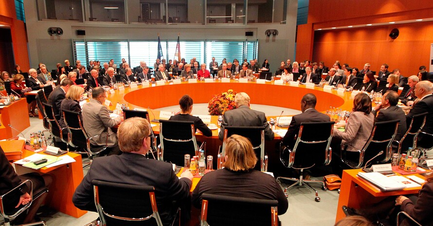 Beginn des Integrationsgipfels am 3.11.2010 im Bundeskanzleramt in Berlin. Unter Leitung von Bundeskanzlerin Merkel trafen sich 35 Vertreterinnen und Vertreter von Migrantenorganisationen im Kanzleramt. Copyright: picture-alliance