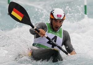 Bronze-Medaillist Hannes Aigner in den Fluten des Wildwasserkanals von White Water Centre. Foto: picture-alliance