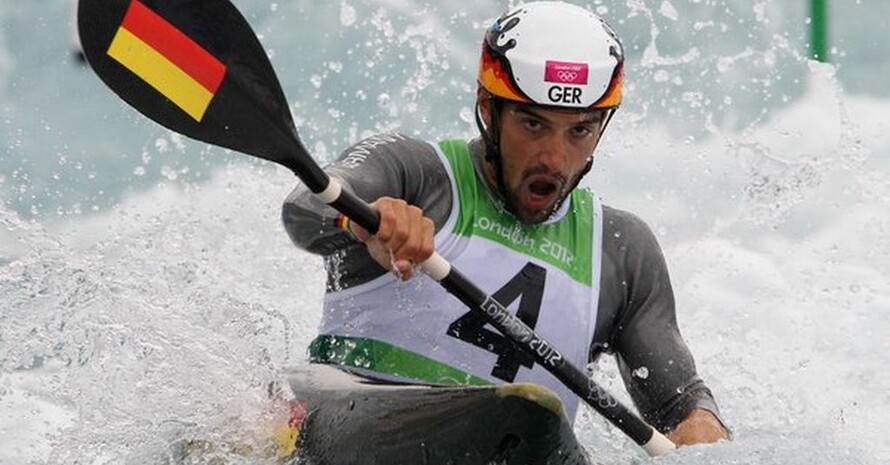 Bronze-Medaillist Hannes Aigner in den Fluten des Wildwasserkanals von White Water Centre. Foto: picture-alliance