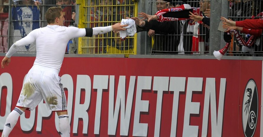 Bastian Schweinsteiger (Bayern München) vor einer Sportwetten-Werbung. Foto: picture-alliance
