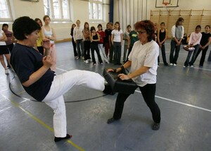 Frauen lernen, sich gegen männliche Übergriffe zur Wehr zu setzen. Copyright: picture-alliance