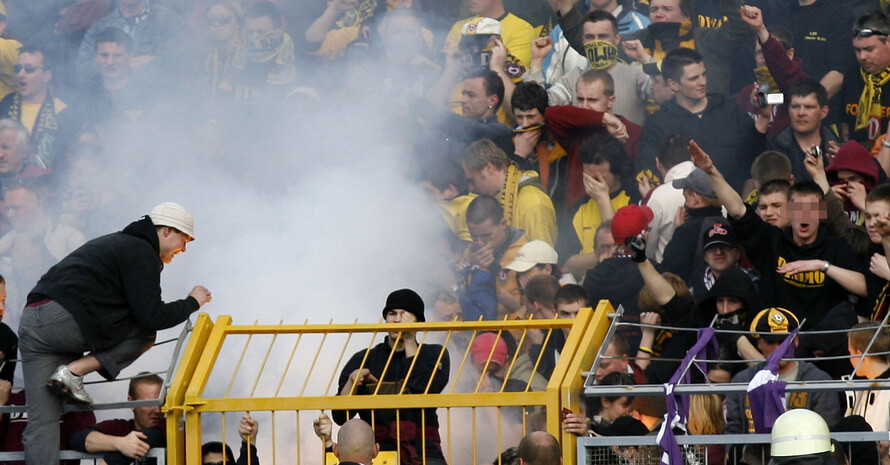 Rechtsextremistische Gewalt eskaliert häufig in den Fußball-Stadien. Copyright: picture-alliance