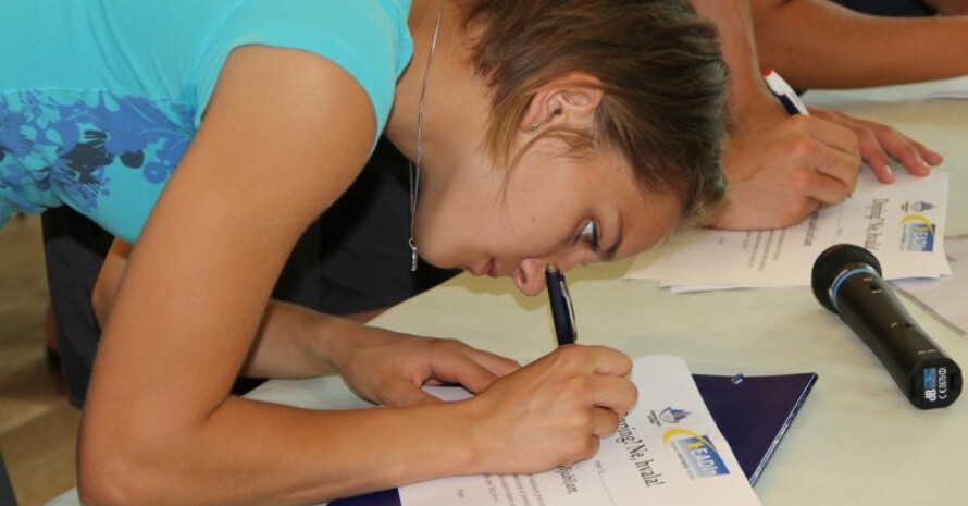 Eine slowenische Teilnehmerin unterschreibt den Aufruf "Doping - Nein danke!". Foto: dsj