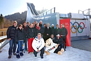 Auch DOSB-Maskottchen Trimmy hatte die 332 Stufen zum Schanzentisch erklommen, um sich mit den Eliteschülern des Sports, Thomas Bach und Heinrich Haasis ablichten zu lassen. Copyright: Marc Gilsdorf