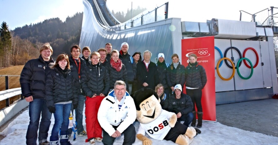 Auch DOSB-Maskottchen Trimmy hatte die 332 Stufen zum Schanzentisch erklommen, um sich mit den Eliteschülern des Sports, Thomas Bach und Heinrich Haasis ablichten zu lassen. Copyright: Marc Gilsdorf