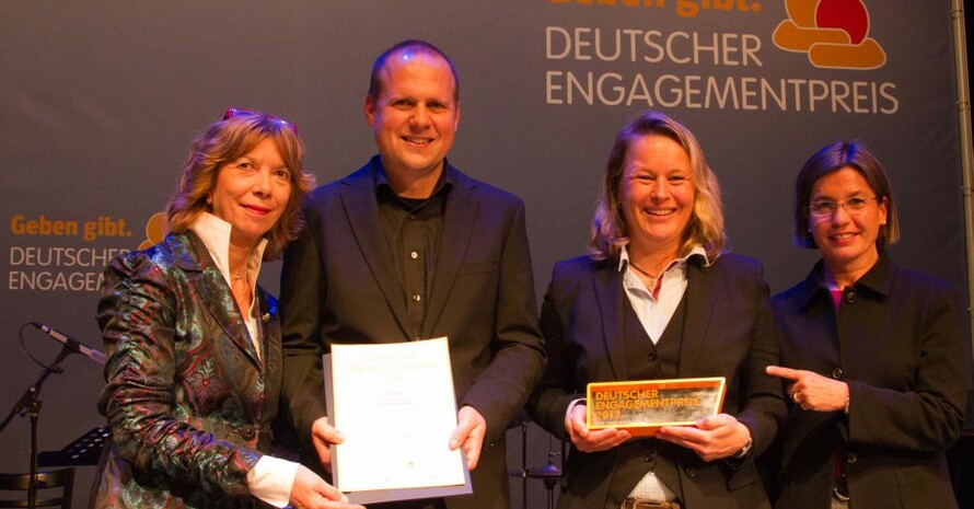 Repräsentanten von KickFair e.V gemeinsam mit Laudatorin Gudrun Doll-Tepper (li.); Foto: Deutscher Engagementpreis