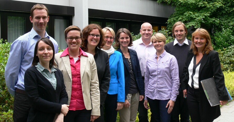 Die Teilnehmer des Arbeitstreffens im Rahmen des Projekts "AUF Leben" stellen sich vor der DOSB-Geschäftsstelle zum Gruppenfoto. Foto: DOSB