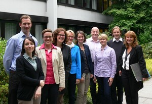 Die Teilnehmer des Arbeitstreffens im Rahmen des Projekts "AUF Leben" stellen sich vor der DOSB-Geschäftsstelle zum Gruppenfoto. Foto: DOSB