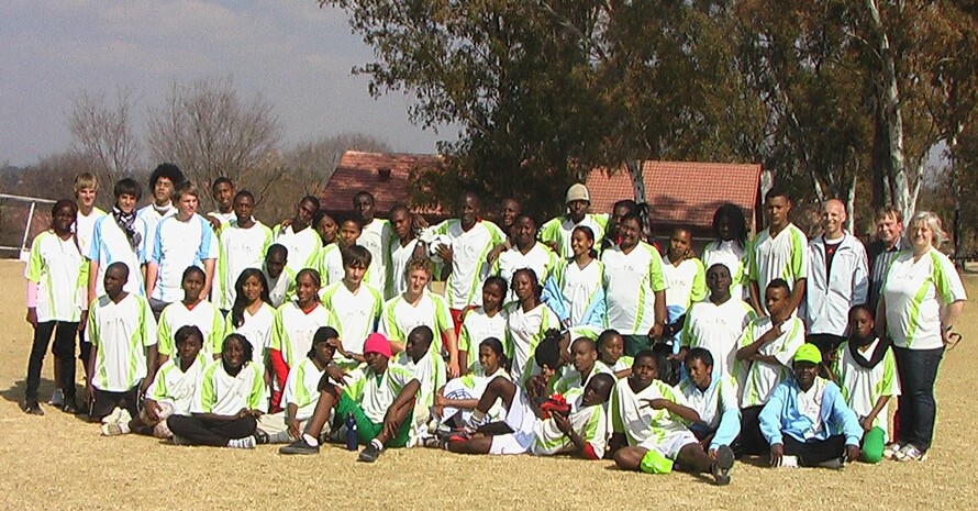 Die Teilnehmerinnen und Teilnehmer an der Fußball-Ferienfreizeit in Johannesburg, organisiert durch das Goethe Institut am Heronbridge College. Foto: Nees