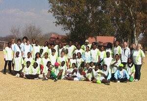 Die Teilnehmerinnen und Teilnehmer an der Fußball-Ferienfreizeit in Johannesburg, organisiert durch das Goethe Institut am Heronbridge College. Foto: Nees