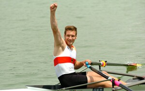 Der Goldjubel von Ruderer Tim Ole Naske, der knapp zwei Wochen nach dem Sieg bei der WM in Hamburg auch bei den Olympischen Jugendspielen erfolgreich gewesen ist. Foto: DOSB