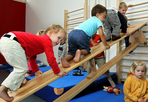 Bewegungskindergärten unterstützen die körperlich-motorische, geistige, soziale und emotionale Entwicklung von Kindern. Copyright: picture-alliance/dpa