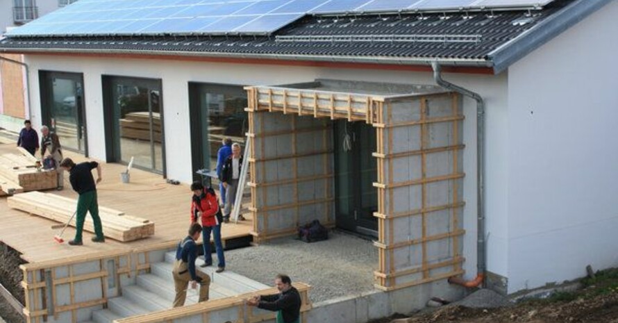 Auf dem Dach eines Dorfgemeinschaftshaus für Vereine im Allgäu werden Solarpanele zur Stromgewinnung installiert. Foto: picture-alliance