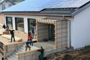 Auf dem Dach eines Dorfgemeinschaftshaus für Vereine im Allgäu werden Solarpanele zur Stromgewinnung installiert. Foto: picture-alliance