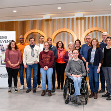 Gruppenbild mit Roll-Up "Event-Inklusionsmanager*in im Sport" / Foto: DOSB/Kai Peters