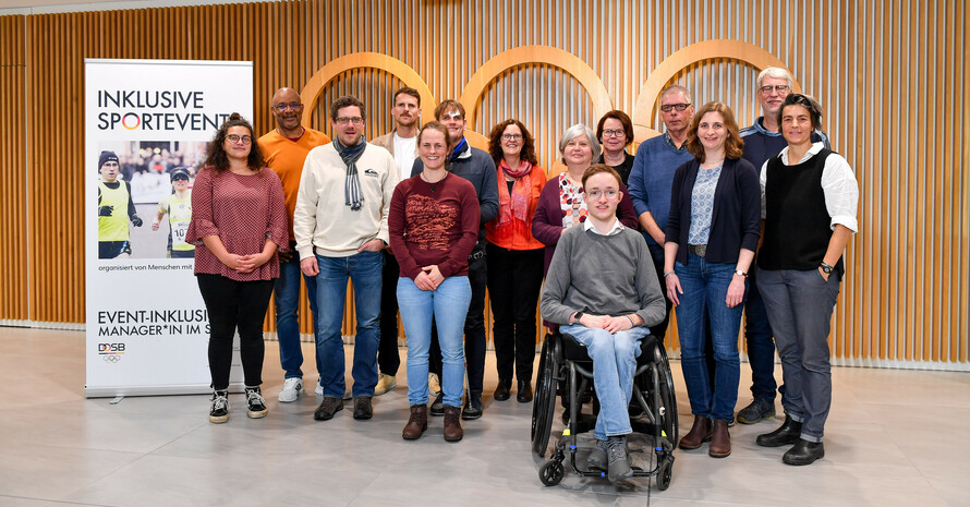 Gruppenbild mit Roll-Up "Event-Inklusionsmanager*in im Sport" / Foto: DOSB/Kai Peters