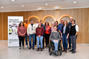 Gruppenbild mit Roll-Up "Event-Inklusionsmanager*in im Sport" / Foto: DOSB/Kai Peters