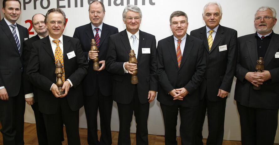 Die Preisträger 2007 und ihre Laudatoren (v.li.): Vorstandsmitglied der Commerzbank, Dr. Achim Kassow, Vorstandsvorsitzender des BBE, Prof. Thomas Olk, Vorstandsvorsitzender der Gmünder Ersatzkasse, Dieter Hebel, Bundesminister der Finanzen, Peer Steinbrück, Landrat des Landkreises Cham, Theo Zellner, DOSB-Präsident Dr. Thomas Bach, DOSB-Vizepräsident Walter Schneeloch, Stellv. Chefredakteur Darmstädter Echo, Hans-Peter Seubert. Copyright: Frank Michael Arndt