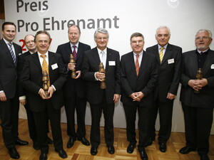 Die Preisträger 2007 und ihre Laudatoren (v.li.): Vorstandsmitglied der Commerzbank, Dr. Achim Kassow, Vorstandsvorsitzender des BBE, Prof. Thomas Olk, Vorstandsvorsitzender der Gmünder Ersatzkasse, Dieter Hebel, Bundesminister der Finanzen, Peer Steinbrück, Landrat des Landkreises Cham, Theo Zellner, DOSB-Präsident Dr. Thomas Bach, DOSB-Vizepräsident Walter Schneeloch, Stellv. Chefredakteur Darmstädter Echo, Hans-Peter Seubert. Copyright: Frank Michael Arndt