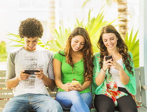 Jugendliche sind heute dank Smartphone und Tablet überall und jederzeit online. Foto: picture-alliance