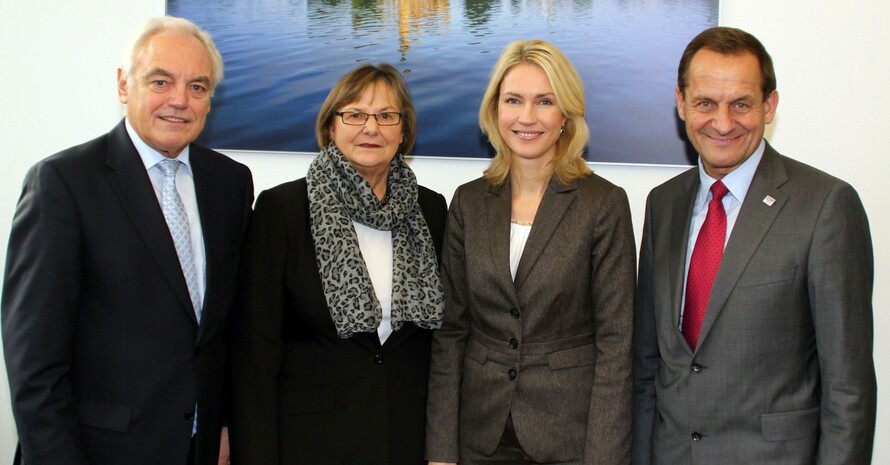 Gruppenbild vor einem Landschafts-Poster mit dem Schweriner Schloss (v.re.): Alfons Hörmann, Manuela Schwesig, Ilse Ridder-Melchers, Walter Schneeloch; Foto: DOSB