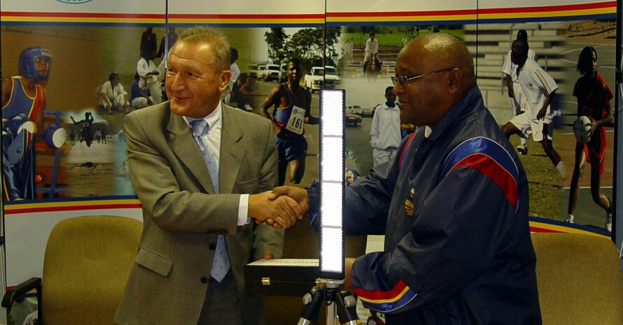 Übergabe eines Trainingsgeräts für die Leichtathletik durch den Deutschen Botschafter Harro Adt (li.) an den Präsidenten des Leichtathletikverbandes Swaziland Basil Howe. Foto: Günter Lange