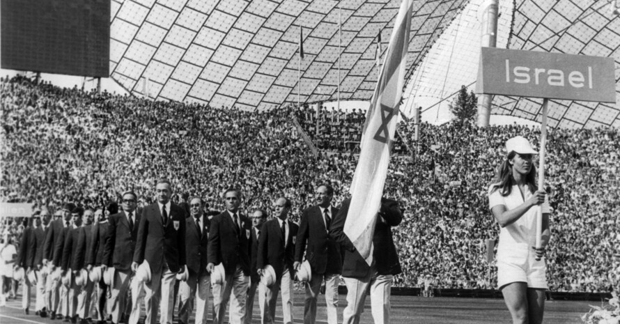 Israelische Sportlerinnen und Sportler marschieren bei der Eröffnungsfeier der Olympischen Spiele 1972 in den Münchner Olympiapark ein. Foto: picture-alliance