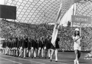 Israelische Sportlerinnen und Sportler marschieren bei der Eröffnungsfeier der Olympischen Spiele 1972 in den Münchner Olympiapark ein. Foto: picture-alliance