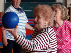 Bewegung im Alter kann auch vor Demenz schützen. Foto: picture-alliance