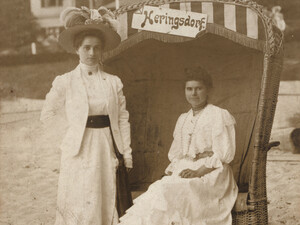 Bademode von 1910 am Strand von Heringsdorf. Foto: picture-alliance