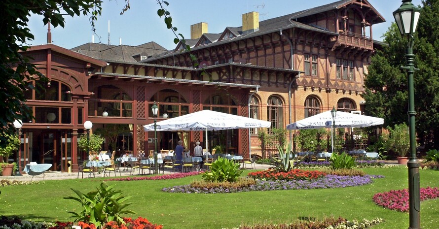 In diesem historischen Hotel in Magdeburg tagen die Vertreter der Landessportbünde. Foto: Herrenkrug-Hotel