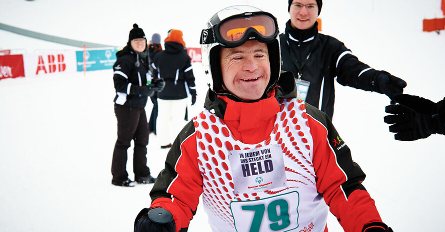Patrick Brehmer im Ziel nach der Ski-Alpin-Abfahrt bei den Nationalen Spielen 2013 in Garmisch-Partenkirchen; Foto: SOD/Tom Gonsior
