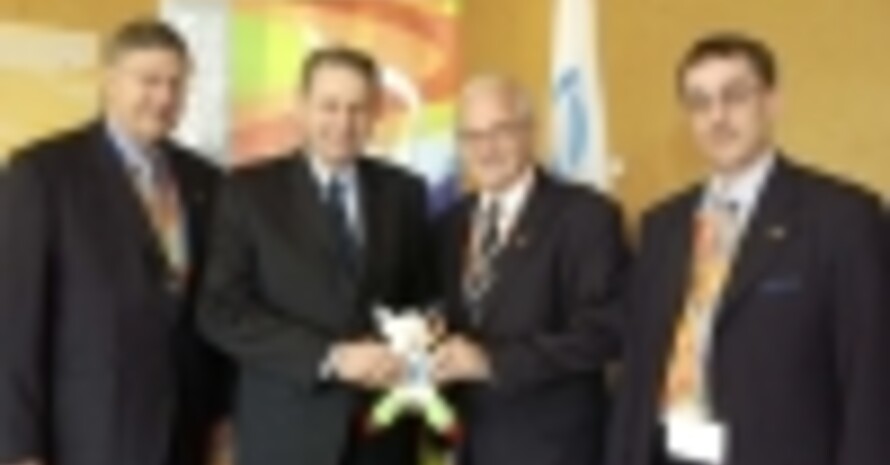 Foto: von links Heiner Henze (World Games 2005 GmbH), Jacques Rogge,(IOC-Präsident),  Ron Froehlich (Präsident der IWGA) und Peter Orzol (stellv. Geschäftsführer der World Games 2005 GmbH) sowie Maskottchen Allwin
