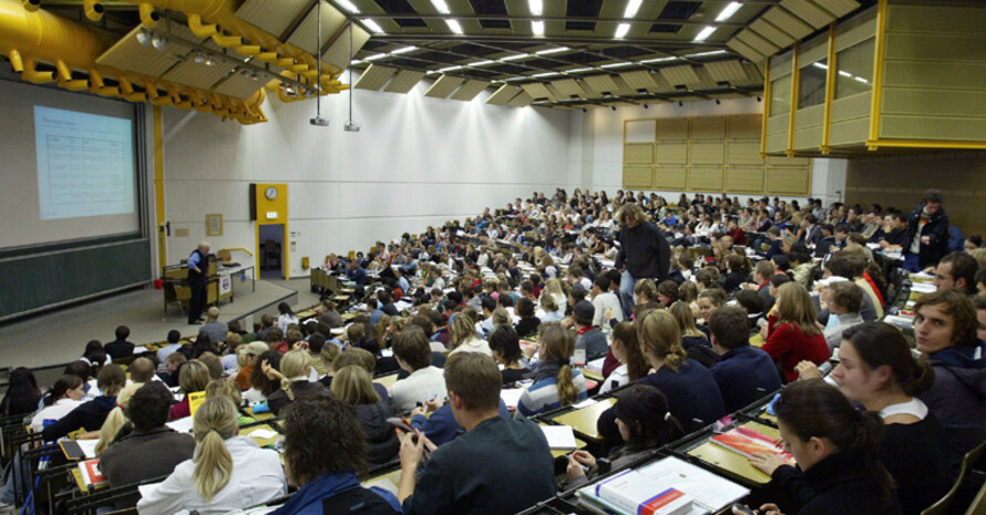 Menschen, die durch die DOSB-Lizenzausbildung eine Qualifizierung erworben haben, können sich durch ein Studium weiter qualifizieren. Foto: picture-alliance