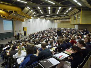 Menschen, die durch die DOSB-Lizenzausbildung eine Qualifizierung erworben haben, können sich durch ein Studium weiter qualifizieren. Foto: picture-alliance