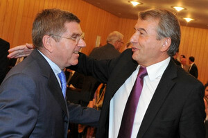 Thomas Bach (li.) und Wolfgang Niersbach während der Verleihung des DOSB-Ethikpreises 2012 in Hannover; Foto: picture-alliance