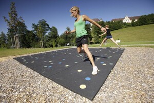 Zwei junge Frauen probieren den playparc-Fitnessparcours in Bad Grönenbach aus. Foto: playparc