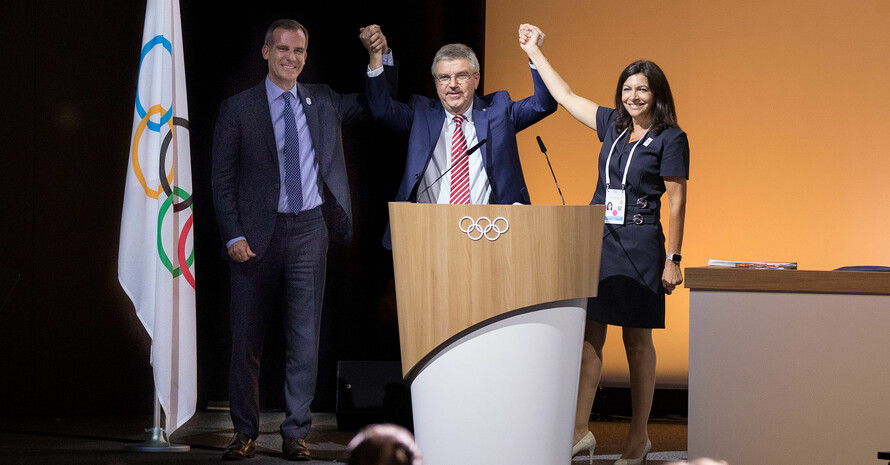 IOC-Präsident Thomas Bach (mitte) mit den Repräsentanten zweier "wunderbarer Städte", Anne Hidalgo und Eric Garcetti. Foto: IOC/Greg Martin
