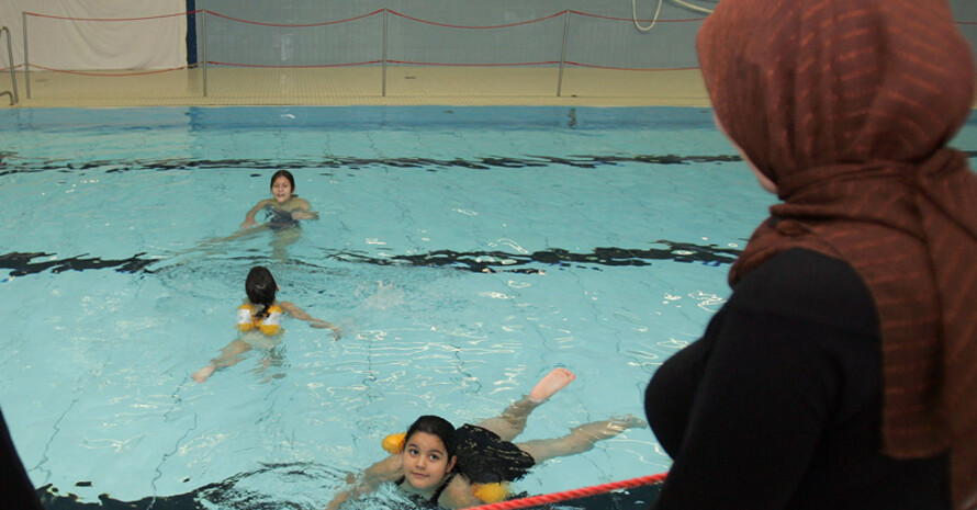 Viele Kinder mit Migrationshintergrund können nicht schwimmen - das will der LSB Nordrhein-Westfalen mit seiner Ausbildung ändern. Copyright: picture-alliance