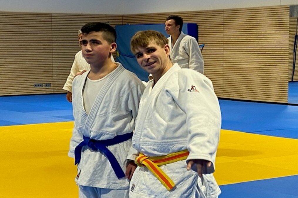 zwei etwa gleich große junge Männer in Judo-Anzügen schauen in die Kamera zwei etwa gleich große junge Männer in Judo-Anzügen schauen in die Kamera