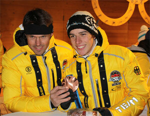 DSV-Sprungtrainer Andreas Bauer und Eliteschüler Johannes Rydzek präsentieren die Bronzemedaille - © Stefan Beetz