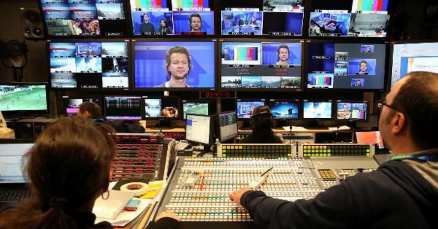 Blick in den Regieraum im gemeinsamen Studio von ARD und ZDF bei den Olympischen Spielen in Vancouver. Foto: picture-alliance