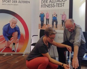 Der Alltags-Fitness-Test des DOSB fand eine hohe Resonanz besonders bei älteren Besuchern des Tags der offenen Tür im Bundesfamilienministerium. Foto: DOSB