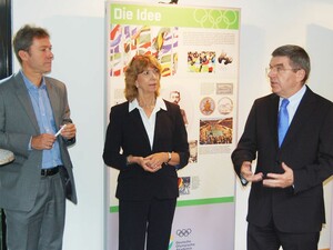 Direktor der DOA Andreas Höfer (l.), Vorsitzende der DOA Gudrun Doll-Tepper (m.) und Präsident des DOSB Thomas Bach (r.) eröffnen die Ausstellung "Faszination Olympia".