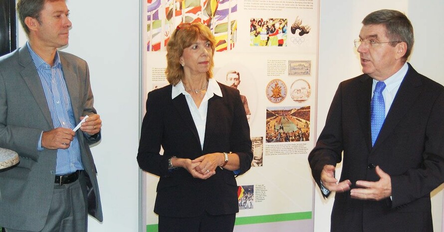 Direktor der DOA Andreas Höfer (l.), Vorsitzende der DOA Gudrun Doll-Tepper (m.) und Präsident des DOSB Thomas Bach (r.) eröffnen die Ausstellung "Faszination Olympia".