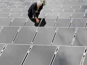 Kosteneinsparen zum Beispiel durch Solaranlagen. Copyright: picture-alliance