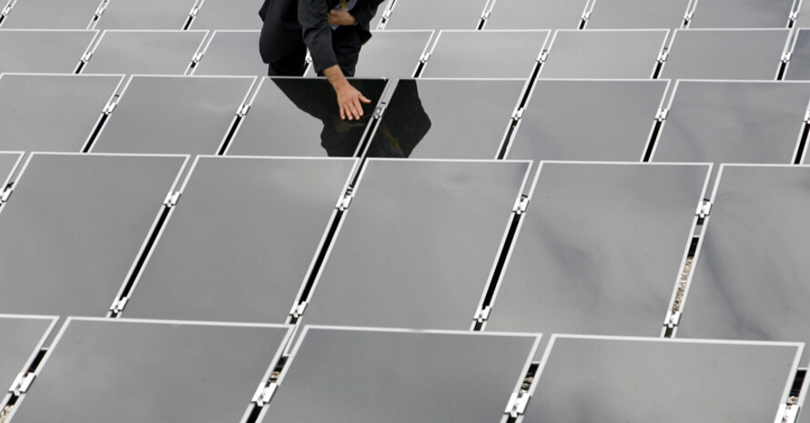 Kosteneinsparen zum Beispiel durch Solaranlagen. Copyright: picture-alliance