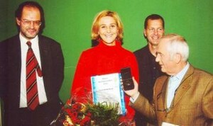 Dez. 2003: Claudia Kohde-Kilsch hält ihre Sportabzeichen-Urkunde in den Händen (Foto: Saarländischer Landessportverband).