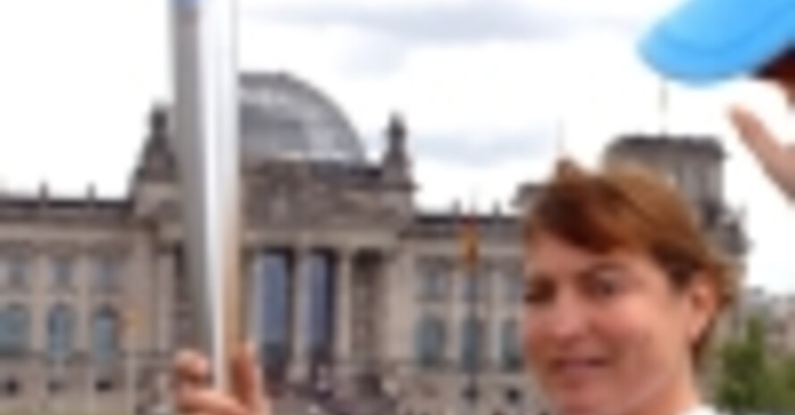 Ausnahmeathletin Birgit Fischer mit der Athener Fackel in Berlin